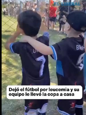 Un gol al corazoacuten- llevaron la copa a la casa de Bruno el nene que lucha contra la leucemia