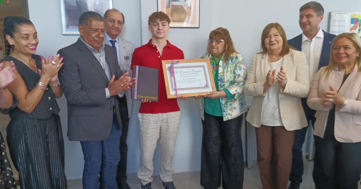 Jorge Bruno distinguido en la caacutemara de Diputados