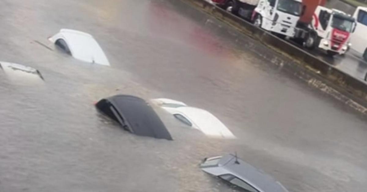 Imaacutegenes impactantes- autos sumergidos y traacutensito colapsado en la Panamericana por el diluvio