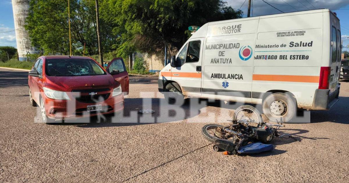 Choque entre una moto y un auto dejoacute un joven herido en Antildeatuya