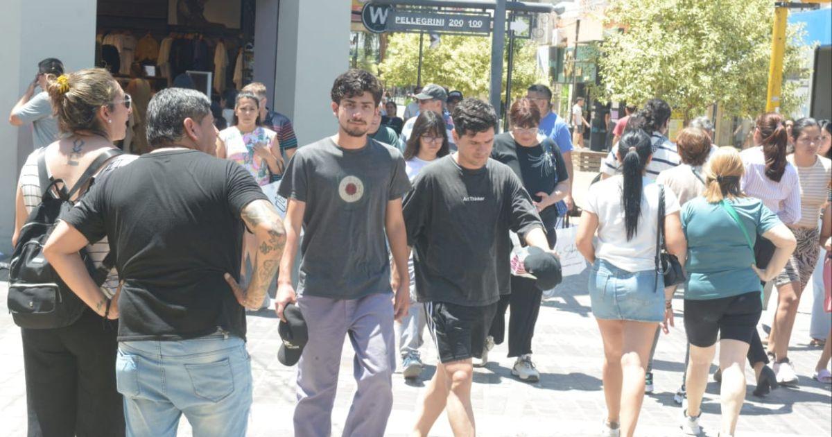 Los santiagueños coparon el centro en la víspera de Navidad (Fotos- Daniel PérezEl Liberal)
