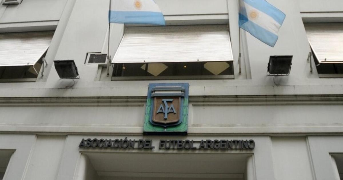 La AFA oficializa los salarios miacutenimos de futbolistas para la temporada 2026