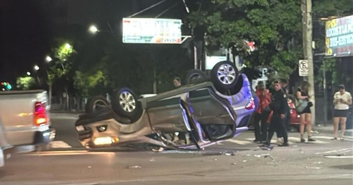 Impresionante choque y vuelco en pleno Centro