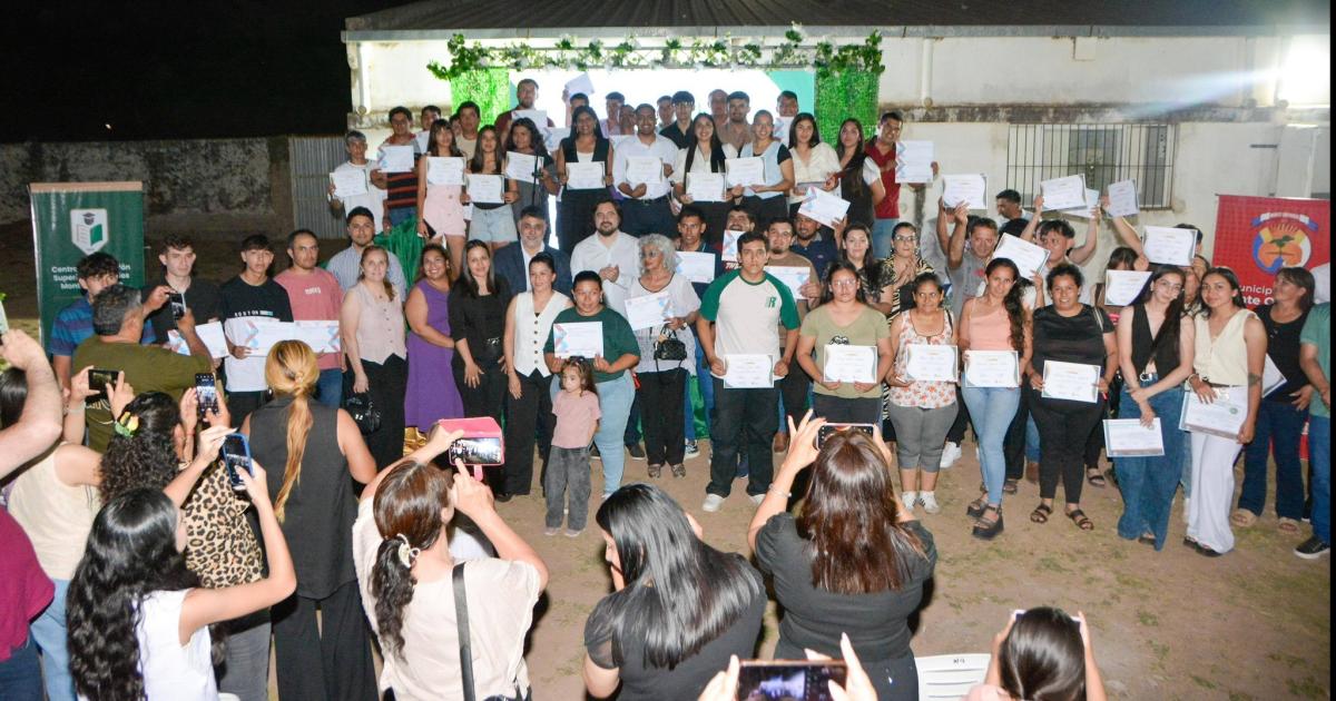 Maacutes de 100 egresados recibieron sus diplomas en Monte Quemado