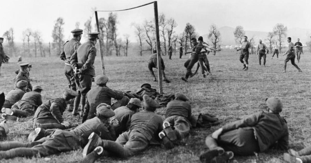 El diacutea en que el fuacutetbol detuvo la guerra por unas horas en Navidad