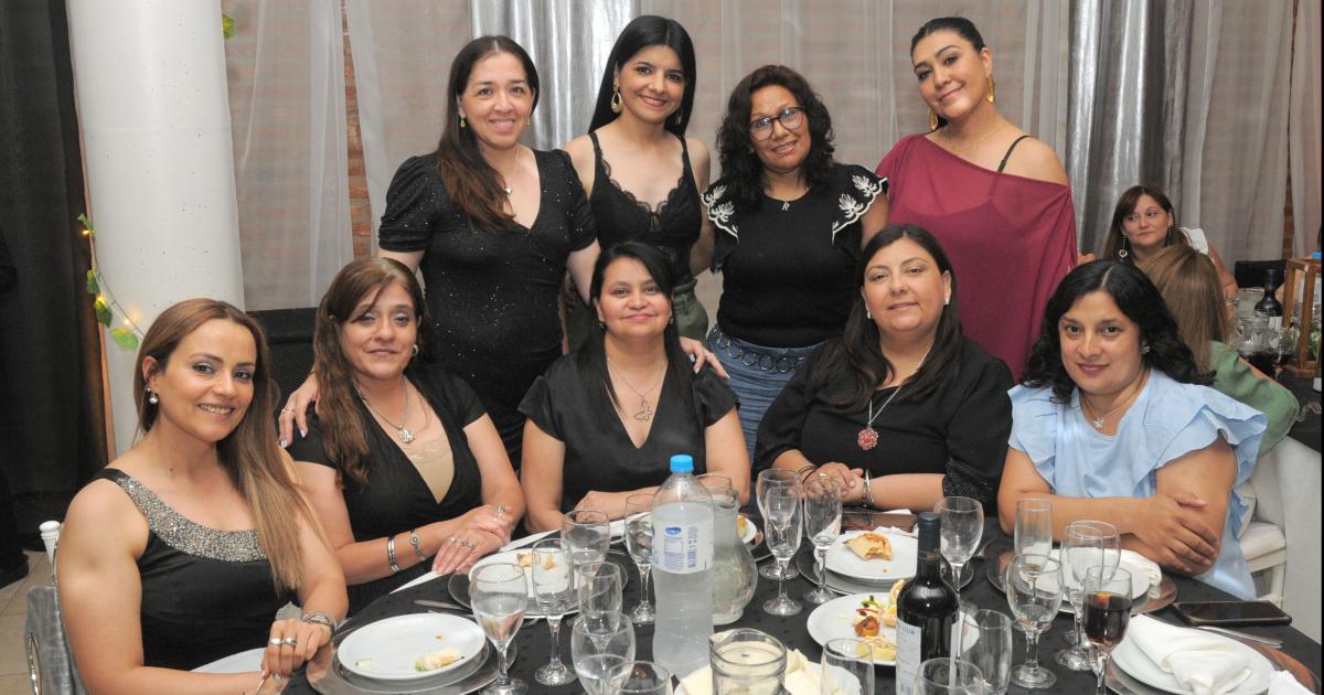 UNA GRAN CENA DE CAMARADERIacuteA 