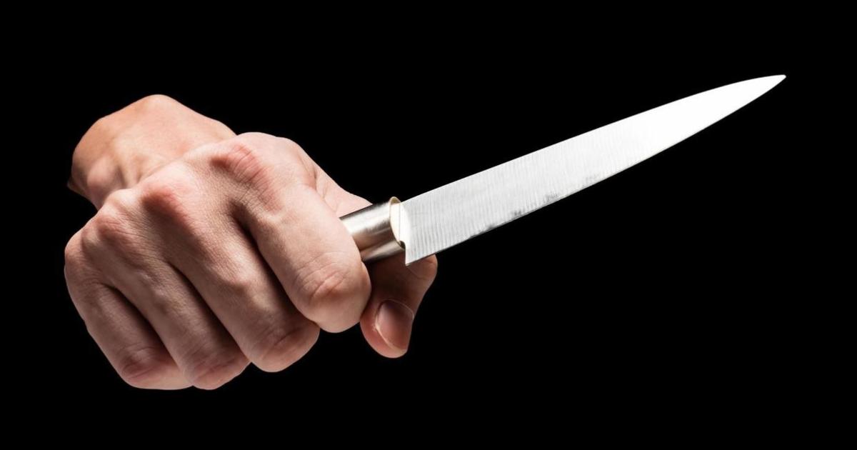 Sangre y horror- la cortoacute con un cuchillo despueacutes de pedirle que vuelvan a estar juntos en Navidad