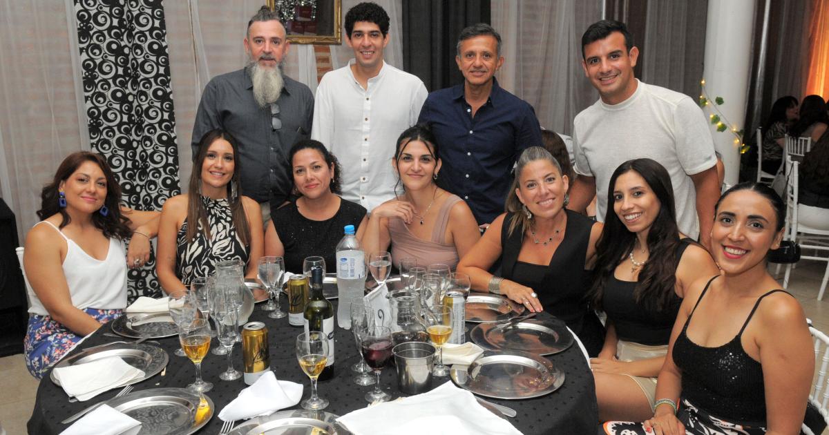 UNA GRAN CENA DE CAMARADERIacuteA 