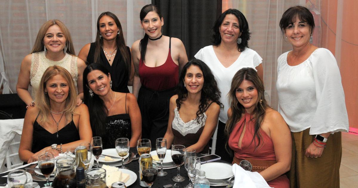 UNA GRAN CENA DE CAMARADERIacuteA 