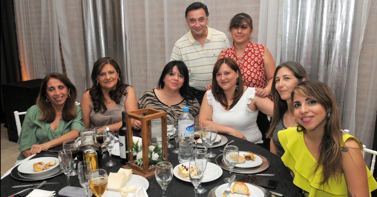 UNA GRAN CENA DE CAMARADERIacuteA 