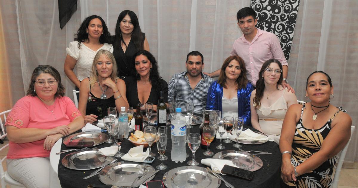 UNA GRAN CENA DE CAMARADERIacuteA 