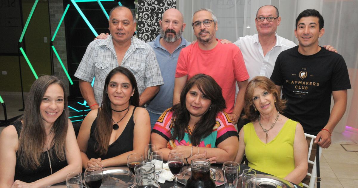 UNA GRAN CENA DE CAMARADERIacuteA 