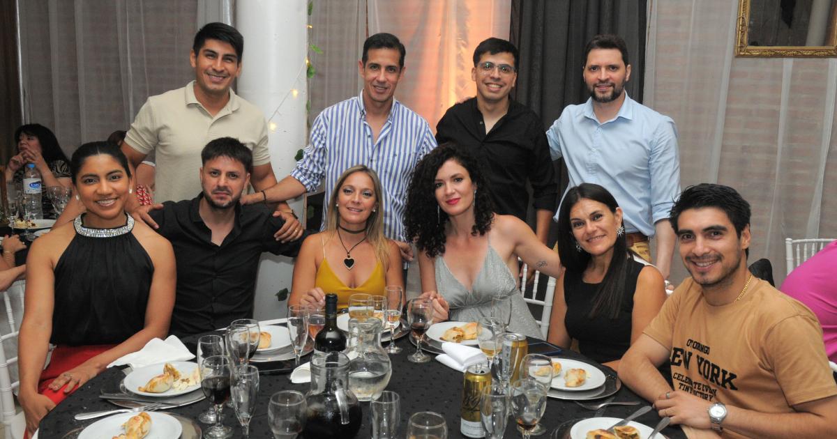 UNA GRAN CENA DE CAMARADERIacuteA 