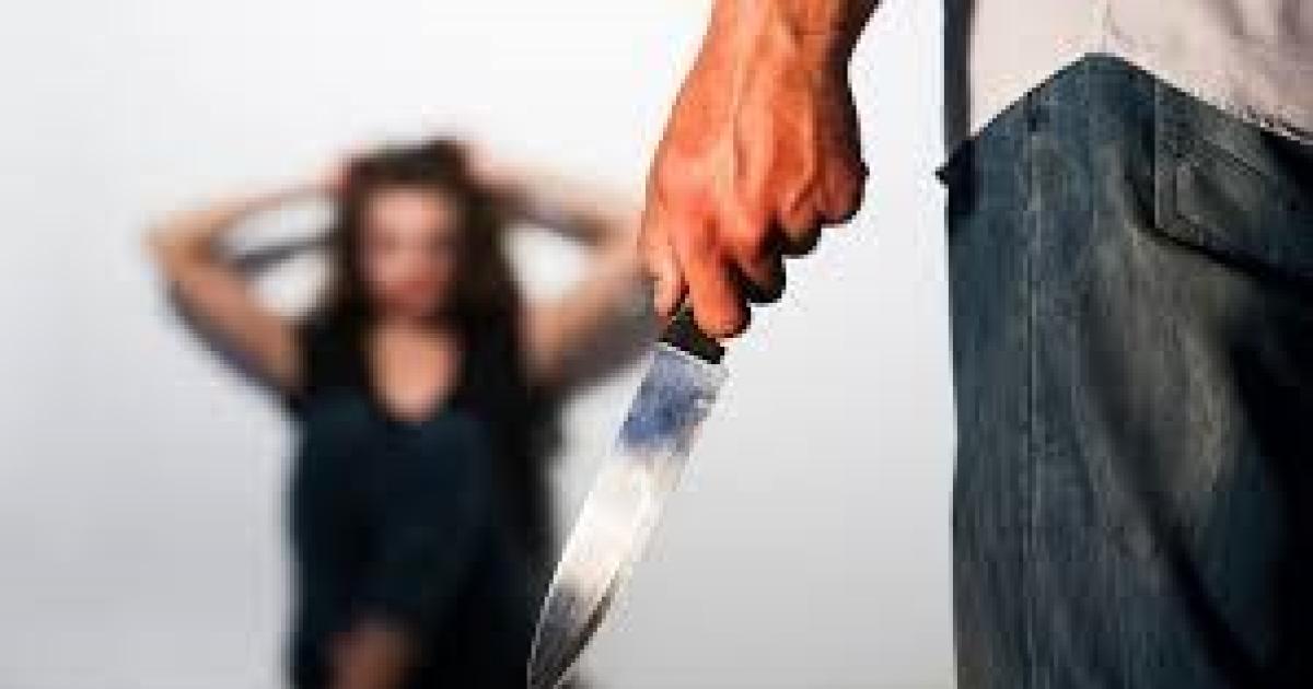 Detuvieron a un hombre que intentoacute asesinar a su esposa a cuchilladas