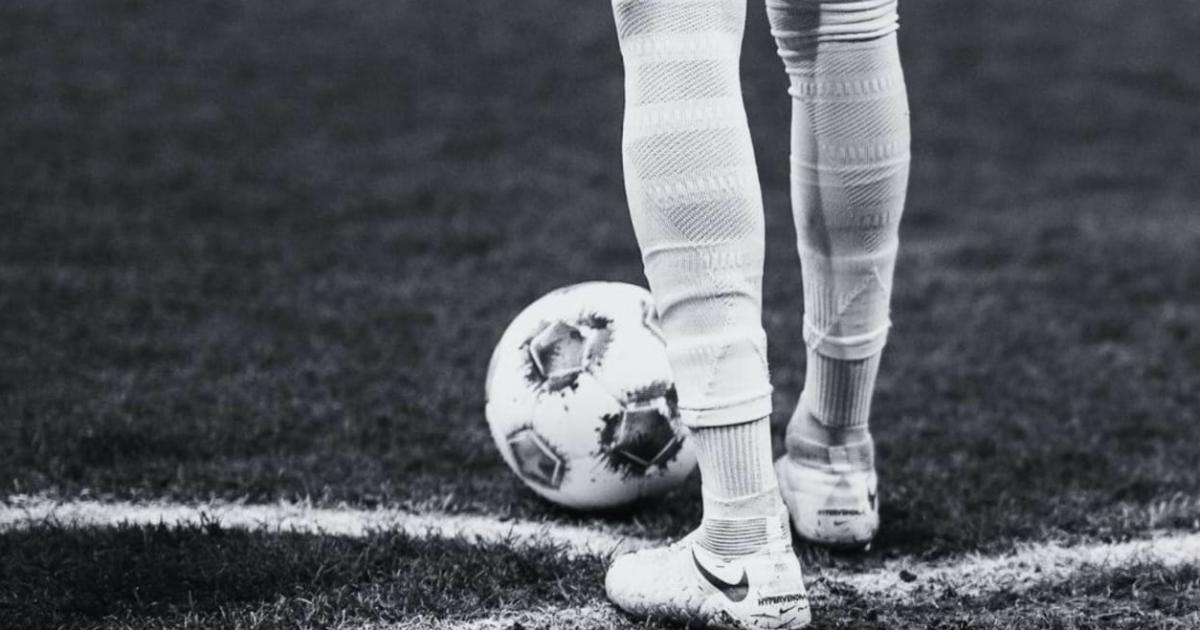 Tragedia en el fuacutetbol africano un jugador fallecioacute en pleno encuentro