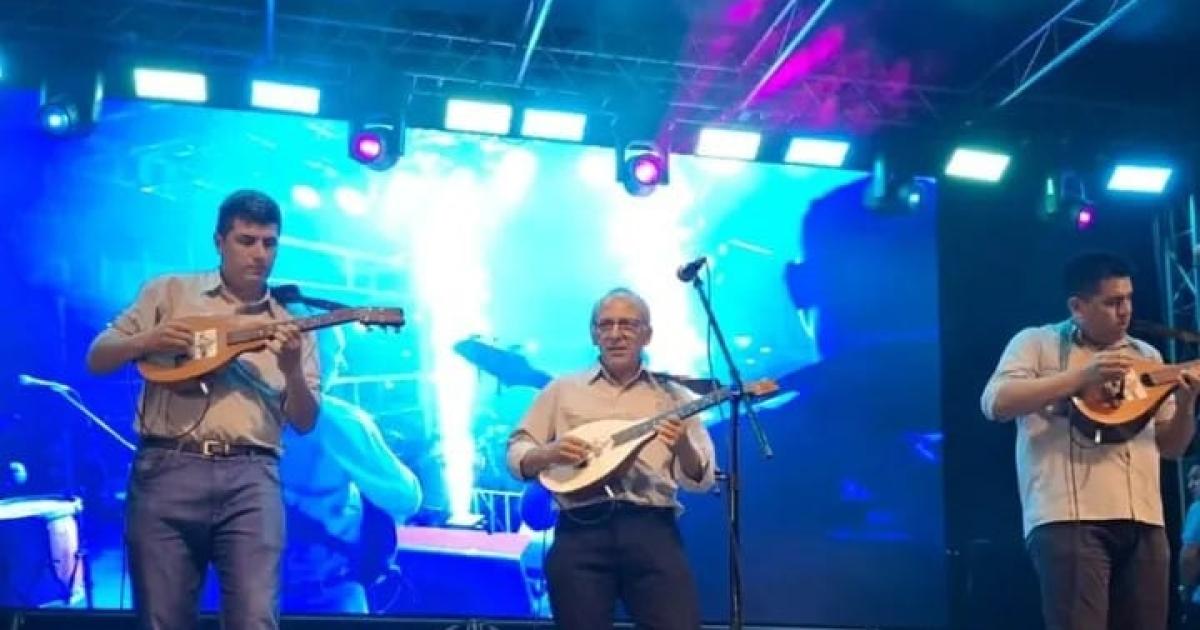 Las Sachaguitarras Atamishquentildeas palpitan el Festival de la Chacarera