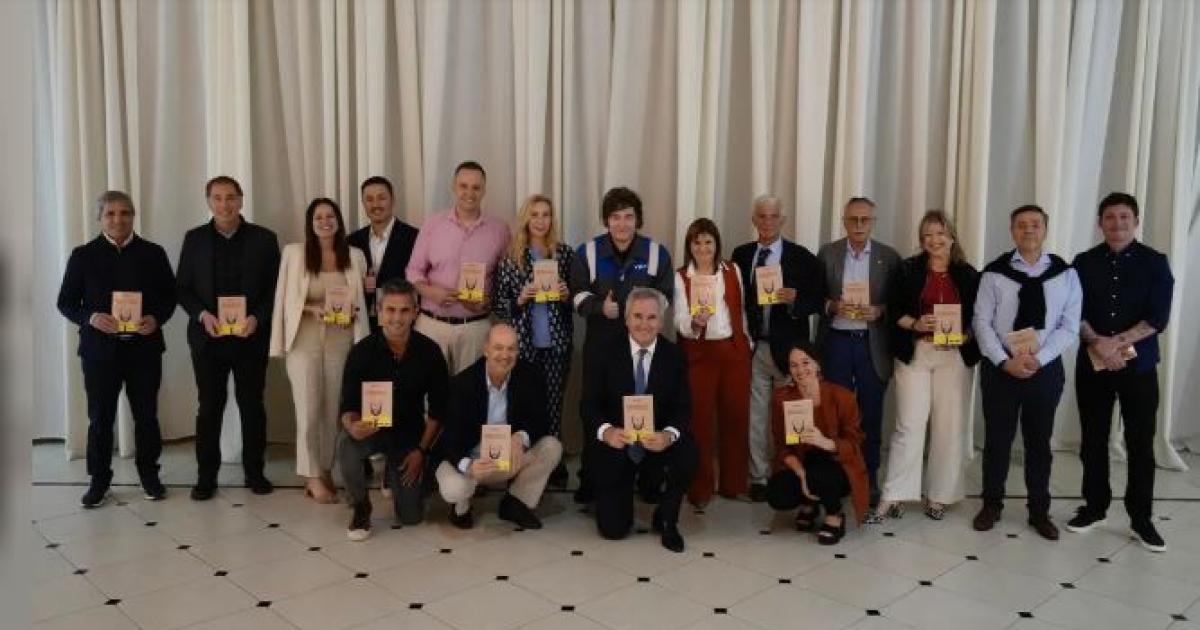 Milei analiza una suba salarial para la cuacutepula del Ejecutivo tras dos antildeos sin aumentos