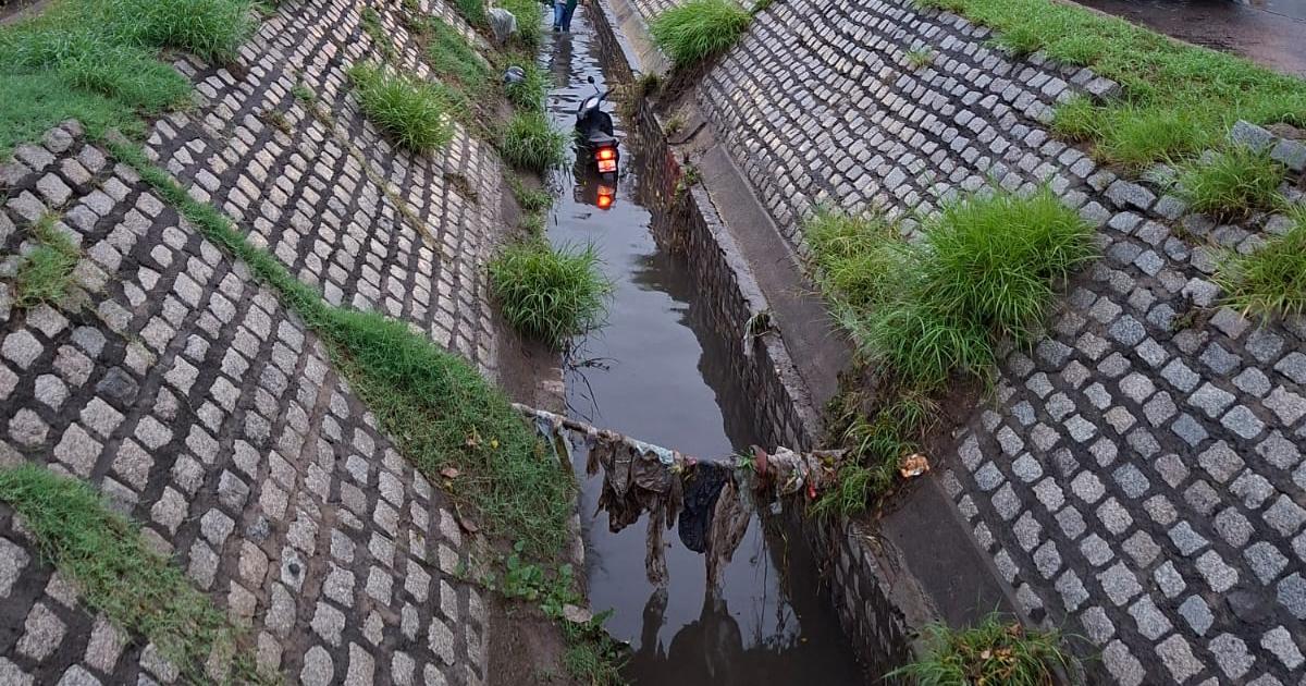 Adolescente perdioacute el control de su moto y cayoacute en una acequia