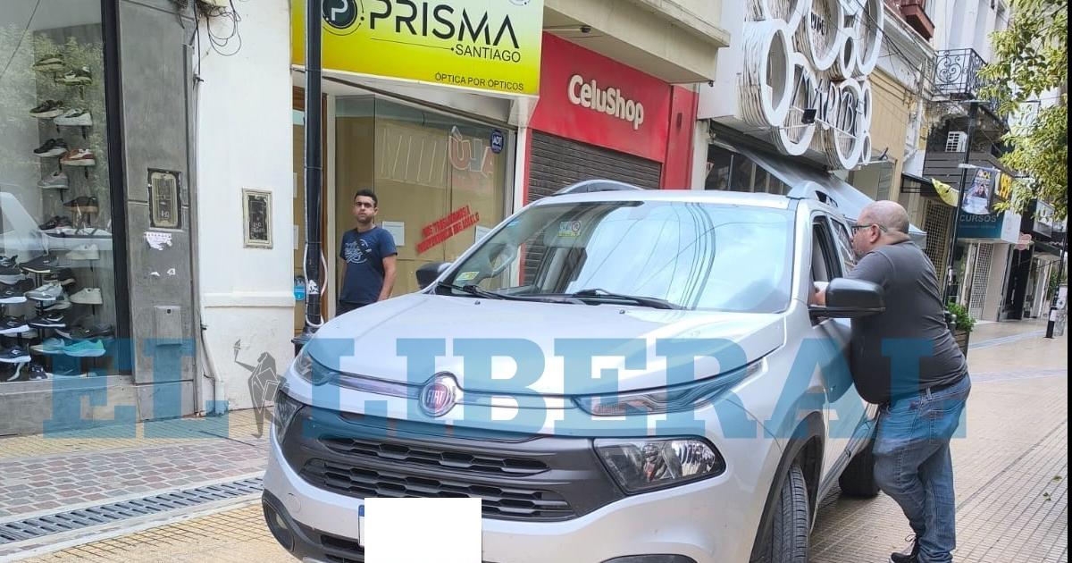 Ingresoacute con una camioneta a la peatonal ceacutentrica y fue multado por Seguridad Vial