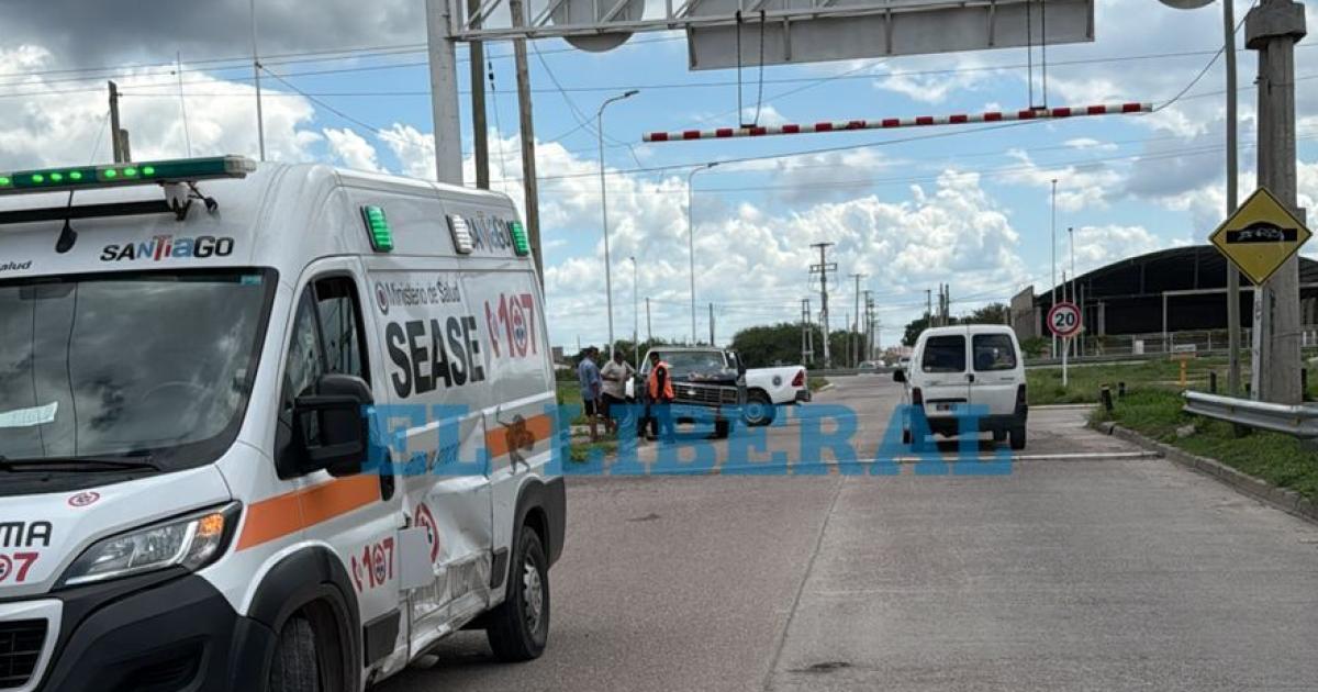 Choque entre una ambulancia y una camioneta en el barrio Santa Luciacutea