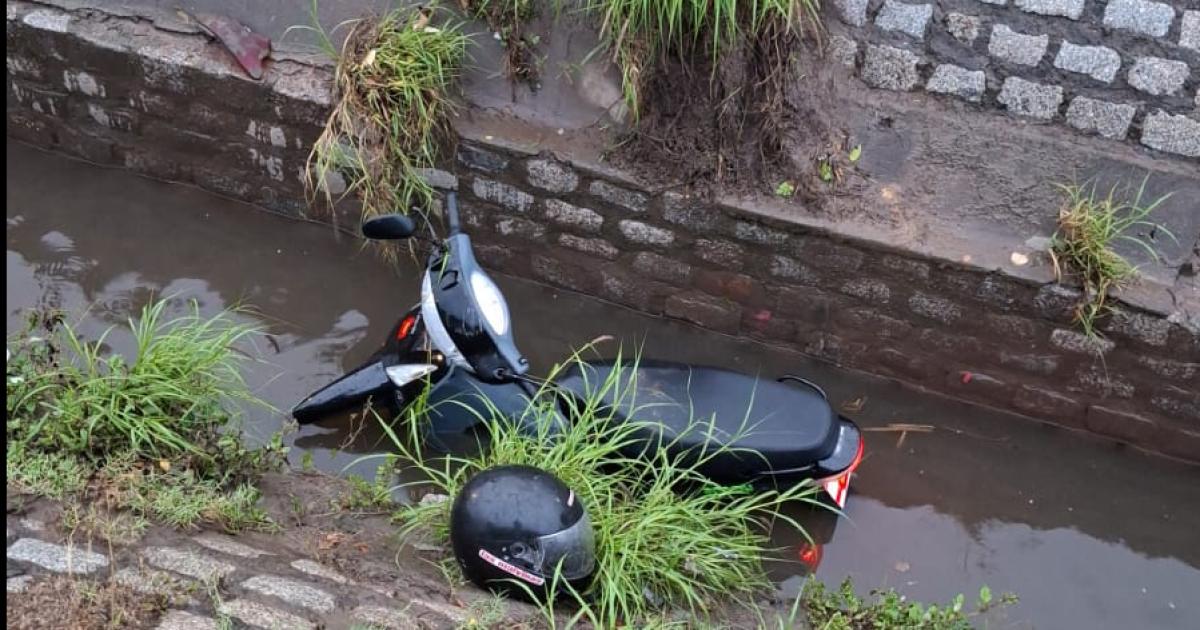 Adolescente perdioacute el control de su moto y cayoacute en una acequia
