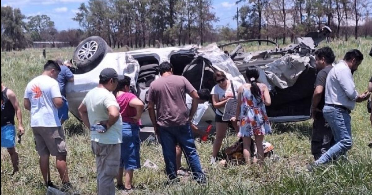 DAÑOS La camioneta donde viajaba la familia quedó dañada
