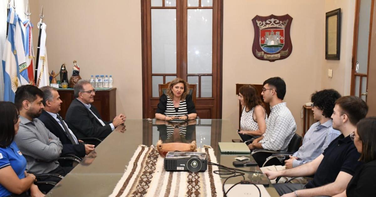 Fuentes recibioacute a egresados que disentildearon la web de la Direccioacuten de la Juventud