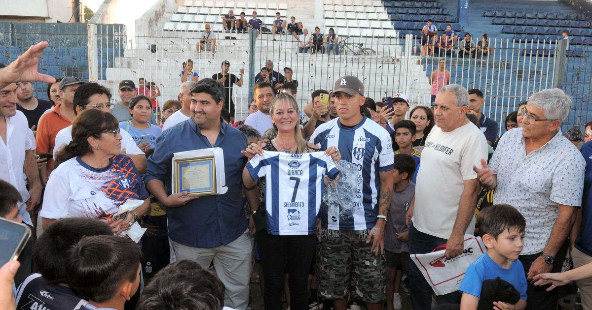 Mi papaacute me hizo hincha de Sarmiento y hasta el diacutea de hoy lo sigo desde allaacute