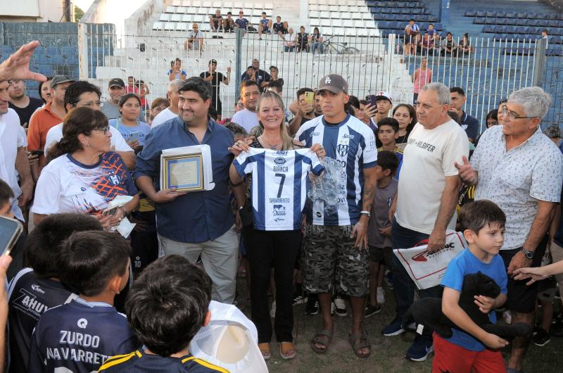 Mi papaacute me hizo hincha de Sarmiento y hasta el diacutea de hoy lo sigo desde allaacute