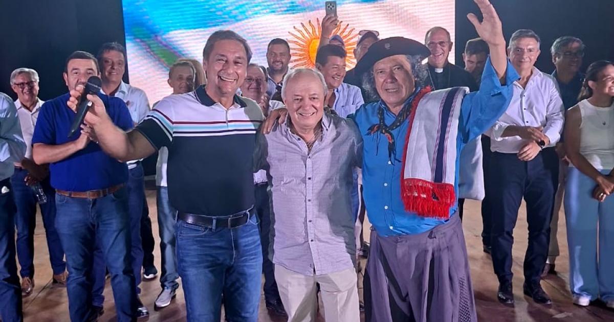 El vicegobernador encabezoacute la apertura del Festival Santiaguentildeo de la Tradicioacuten en Antildeatuya