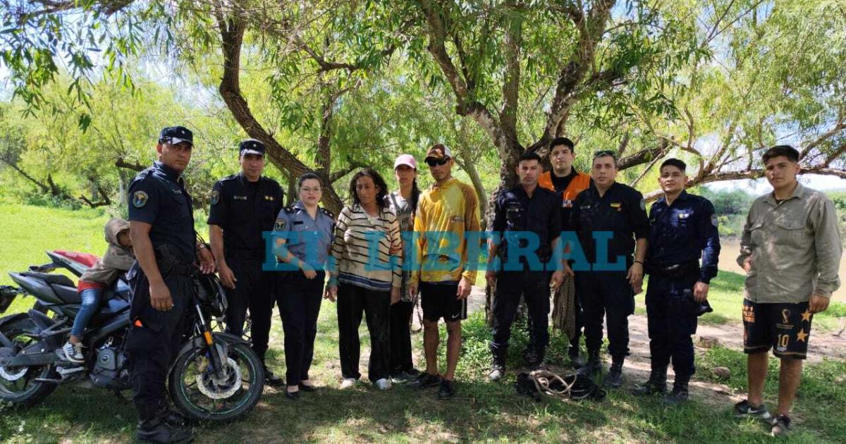 VIDEO Dramaacutetico rescate en el Riacuteo Saladillo- una mujer fue salvada por su hijo y la policiacutea