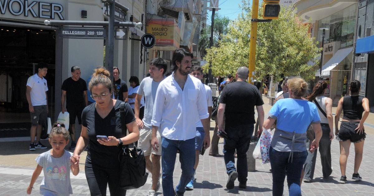 FOTOS Pese al calor los santiaguentildeos coparon el centro en viacutesperas de Antildeo Nuevo