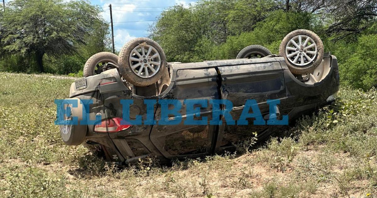 Rumbo a pasar Año Nuevo un vehículo volcó en Matar� y el conductor fue trasladado al hospital