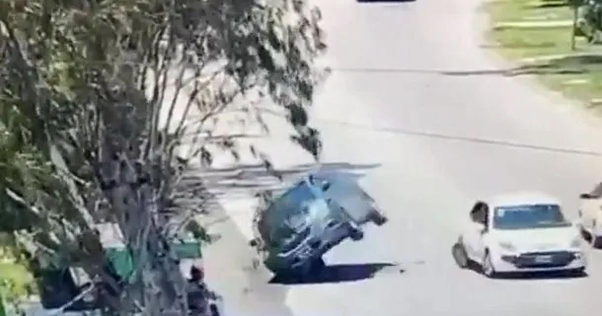 Casi vuelca y mata a dos personas por mirar el celular- la maniobra del milagro