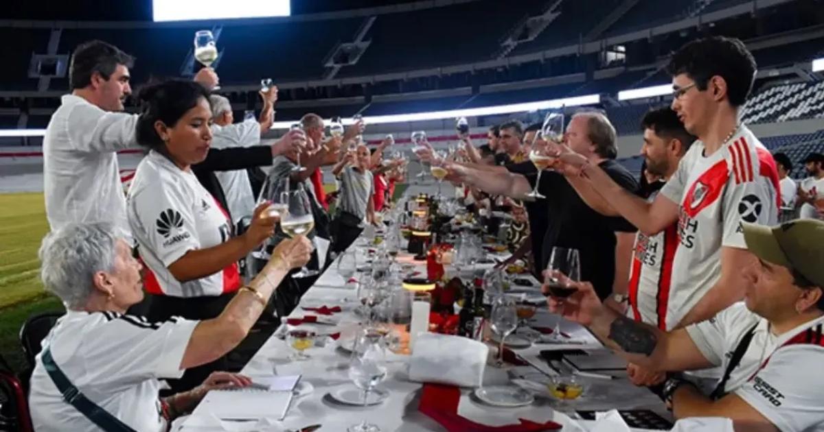River organizoacute una emotiva cena para socios que atraviesan las fiestas en soledad