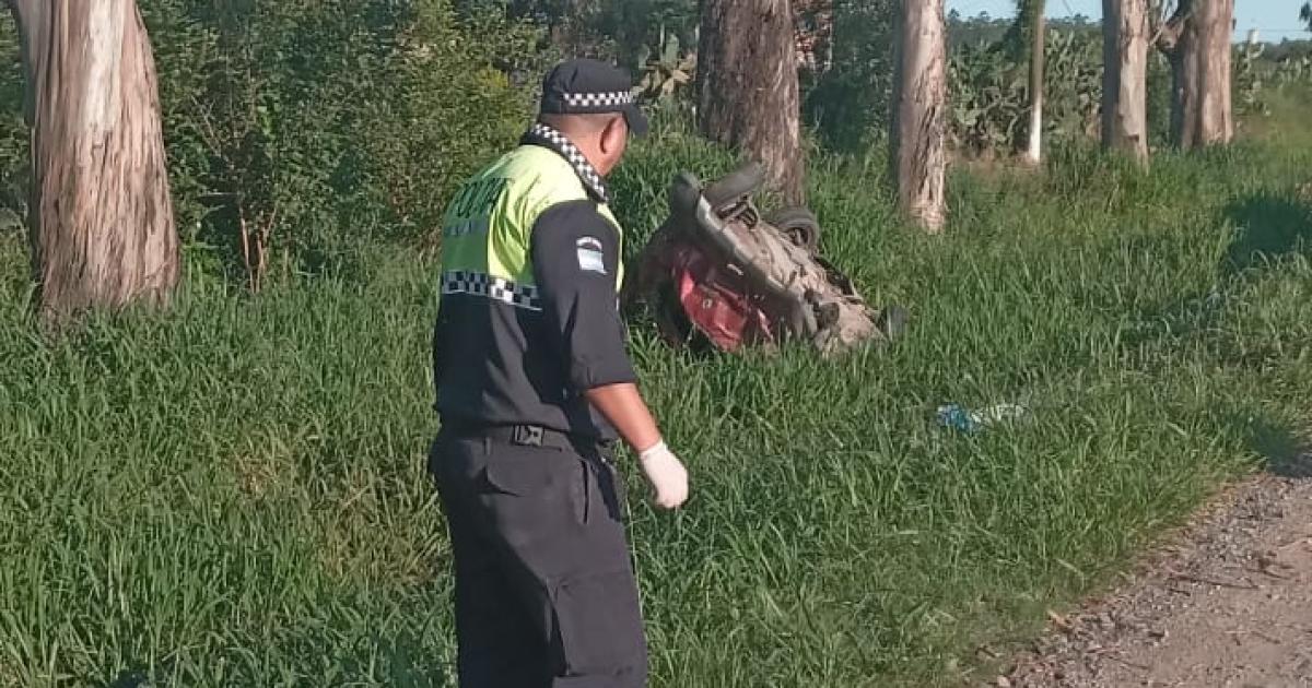 Tres santiaguentildeos muertos en Tucumaacuten al chocar auto contra un aacuterbol sobreviven el chofer y un nintildeo