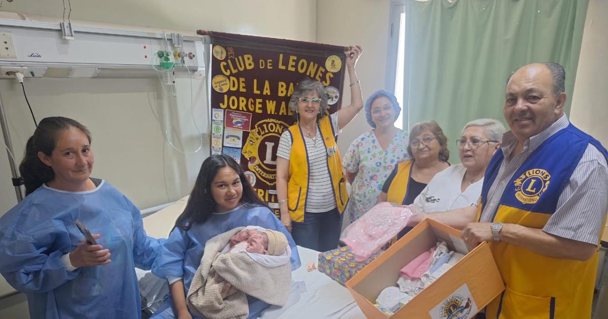 Nacioacute el primer bebeacute del antildeo en el CIS Banda y fue celebrado con una visita solidaria