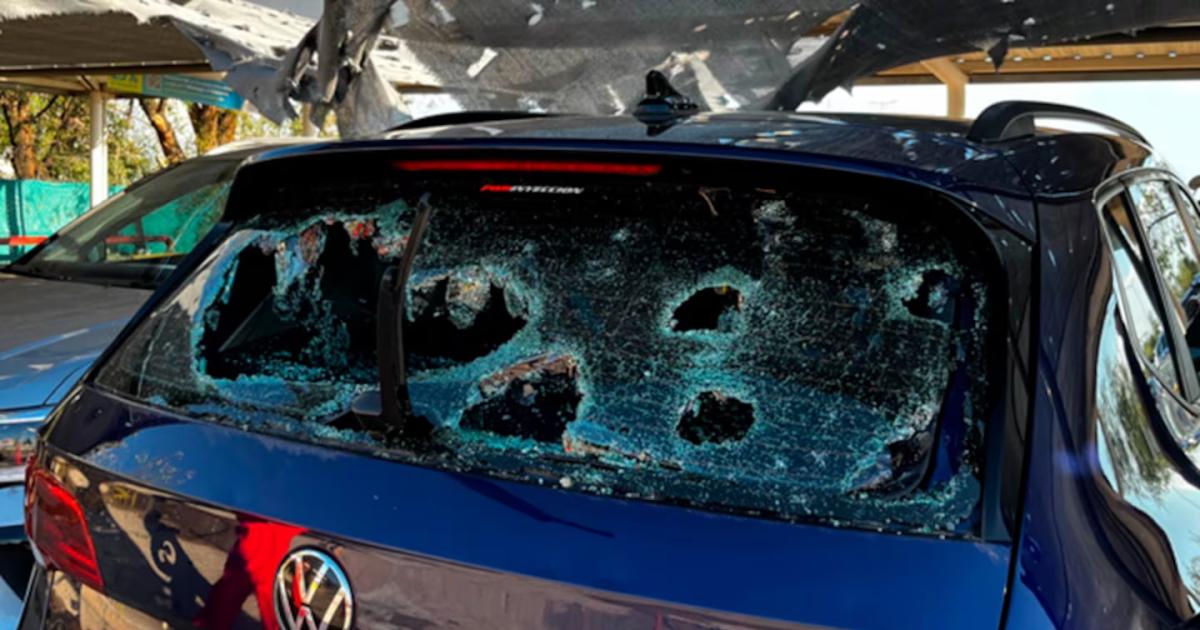 VIDEO IMPACTANTE  Autos destrozados por la intensa caiacuteda de piedras en el aeropuerto de Coacuterdoba