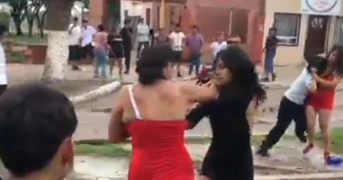 Disturbios y enfrentamientos de joacutevenes mujeres en la viacutea puacuteblica a la salida de un local bailable