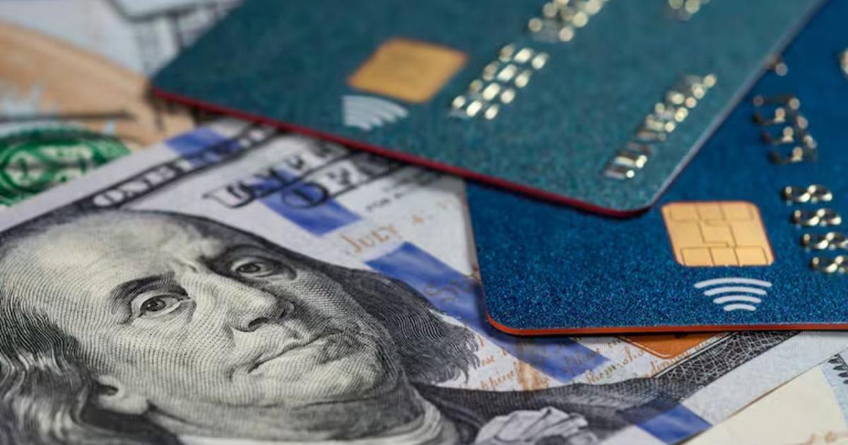 Desde hoy muere el doacutelar tarjeta- ARCA elimina el 30-en-porciento- de recargo y el tipo de cambio es 400 menos