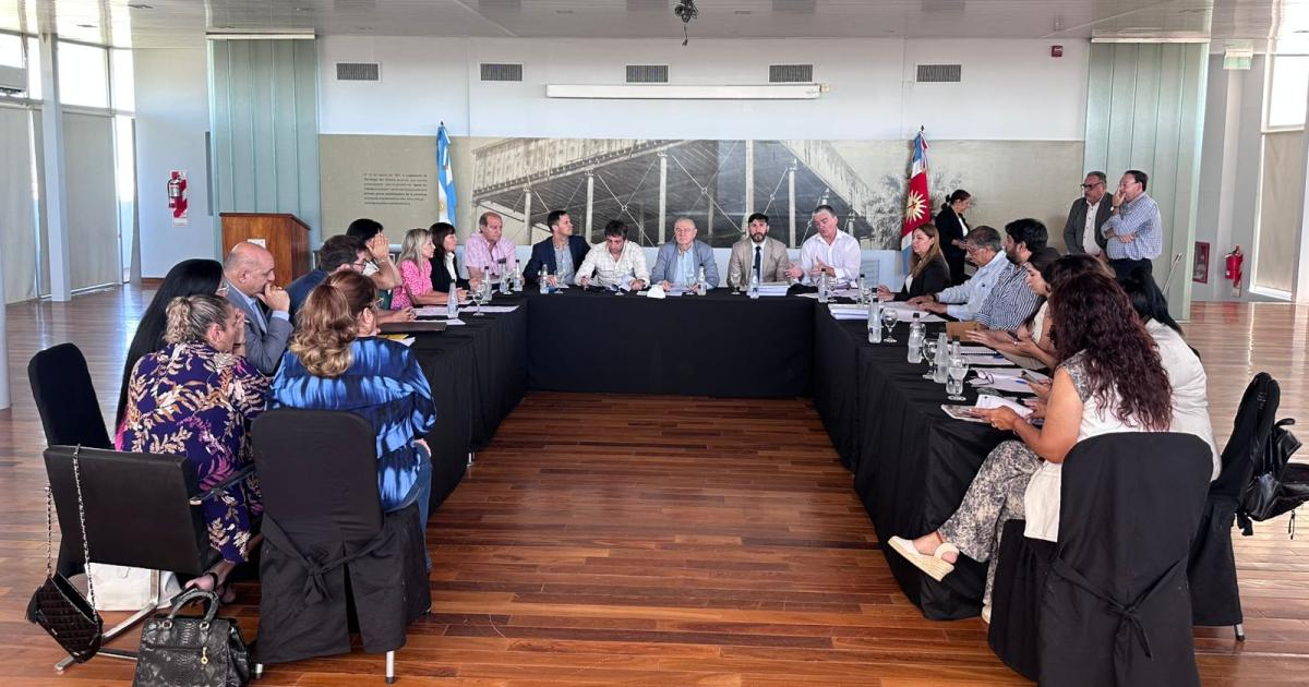 Legislatura- Diputados y un equipo de Economiacutea analizaron el proyecto de Ley del Presupuesto 2026