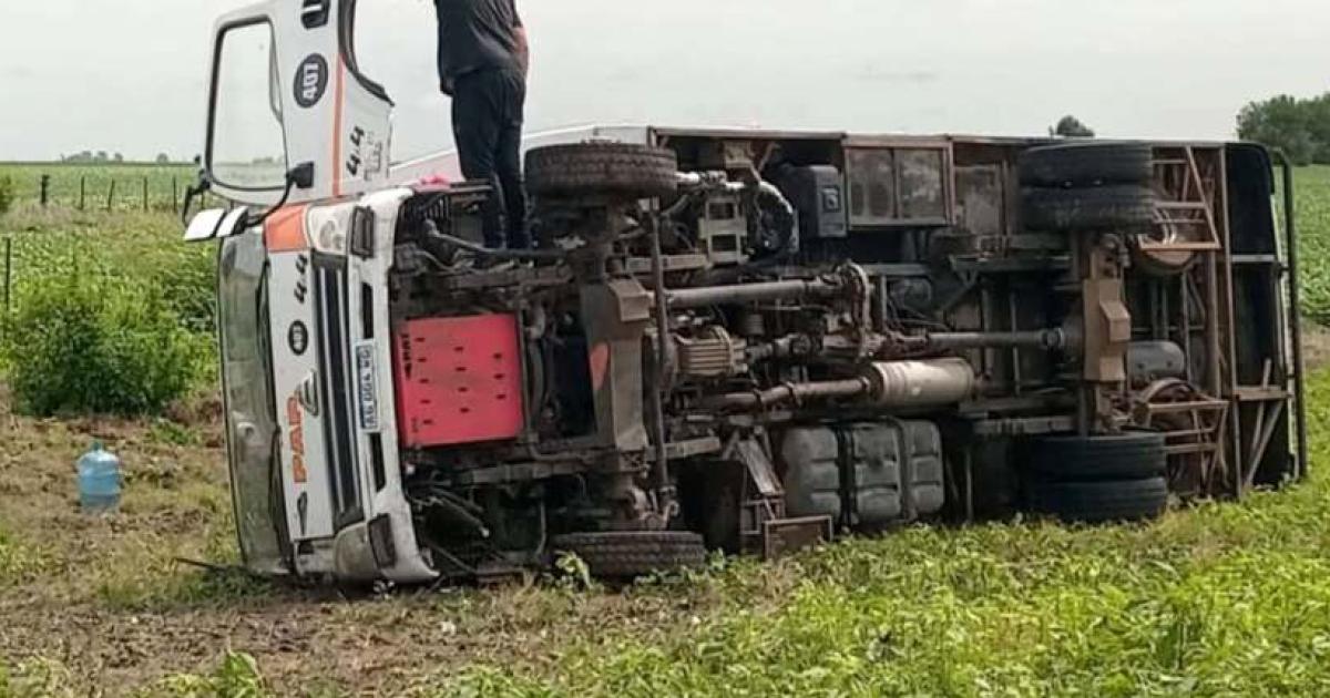 Conmocioacuten- volcoacute un vehiacuteculo en el que viajaban 18 trabajadores rurales santiaguentildeos
