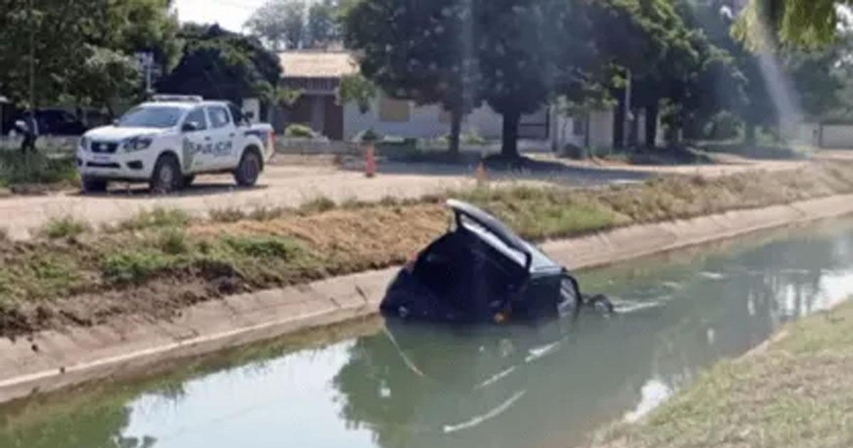 Una pareja volcoacute con su auto en un canal de riego y su hijo de 1 antildeo murioacute ahogado