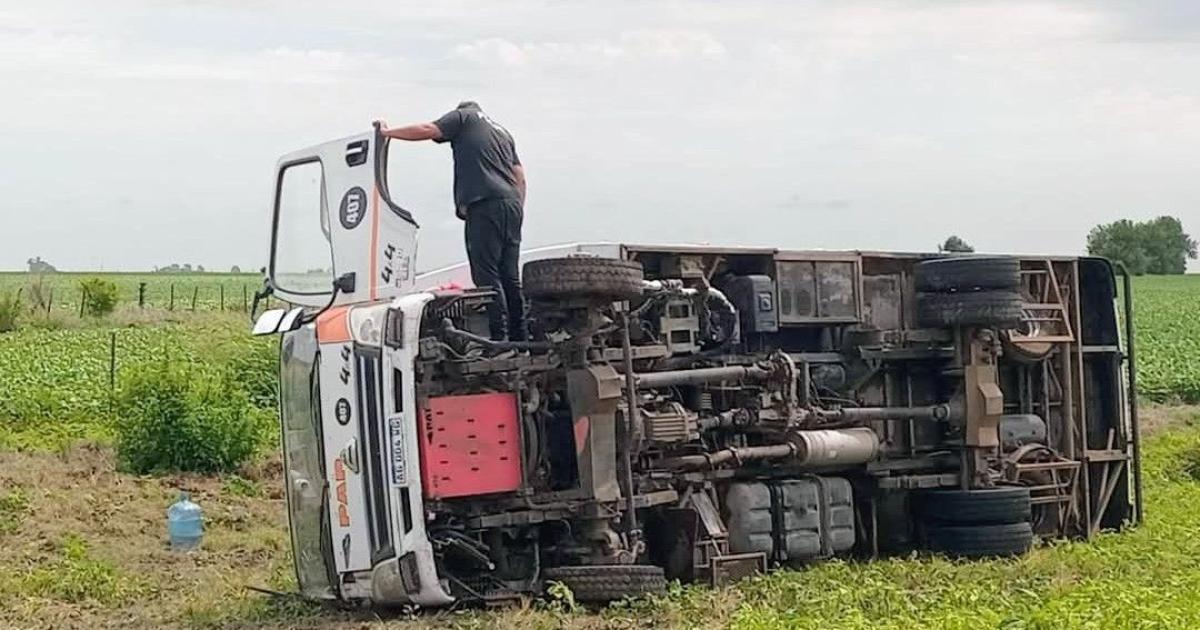 Peones antildeatuyenses se salvaron de milagro tras vuelco del colectivo en el que viajaban por trabajo