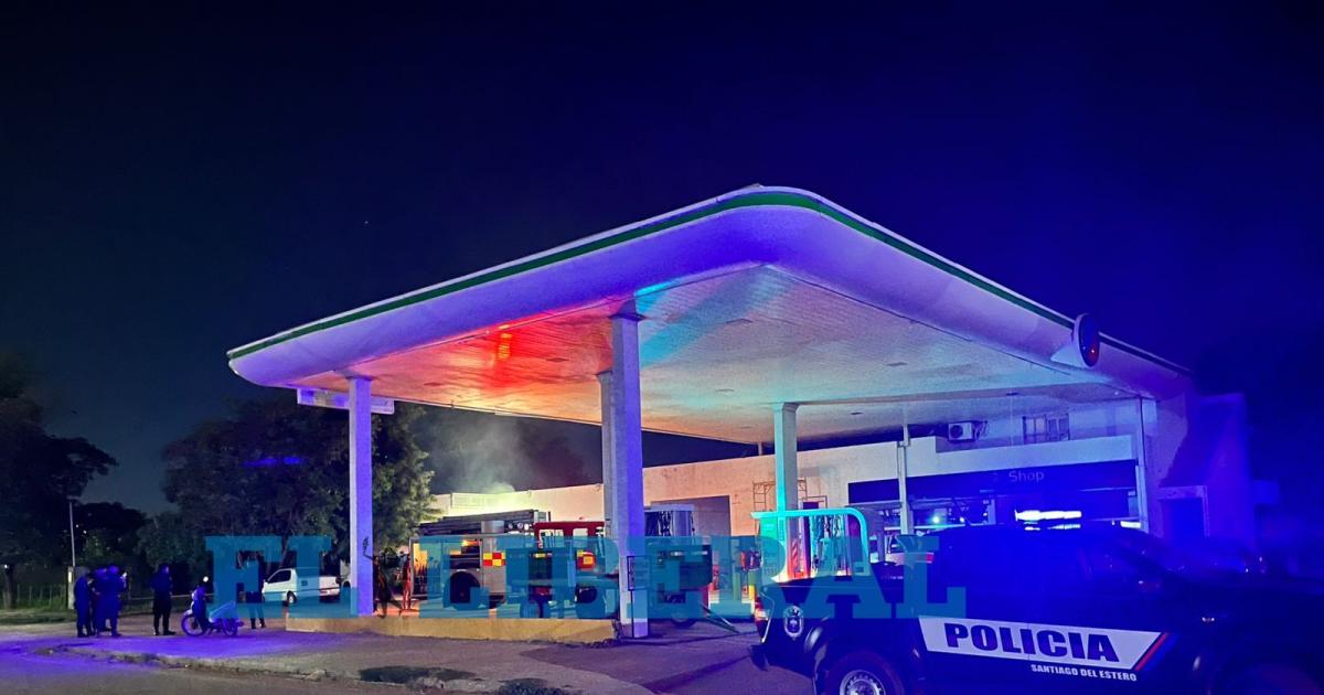 FOTOS Incendio en el depoacutesito de una estacioacuten de servicio en Quimiliacute