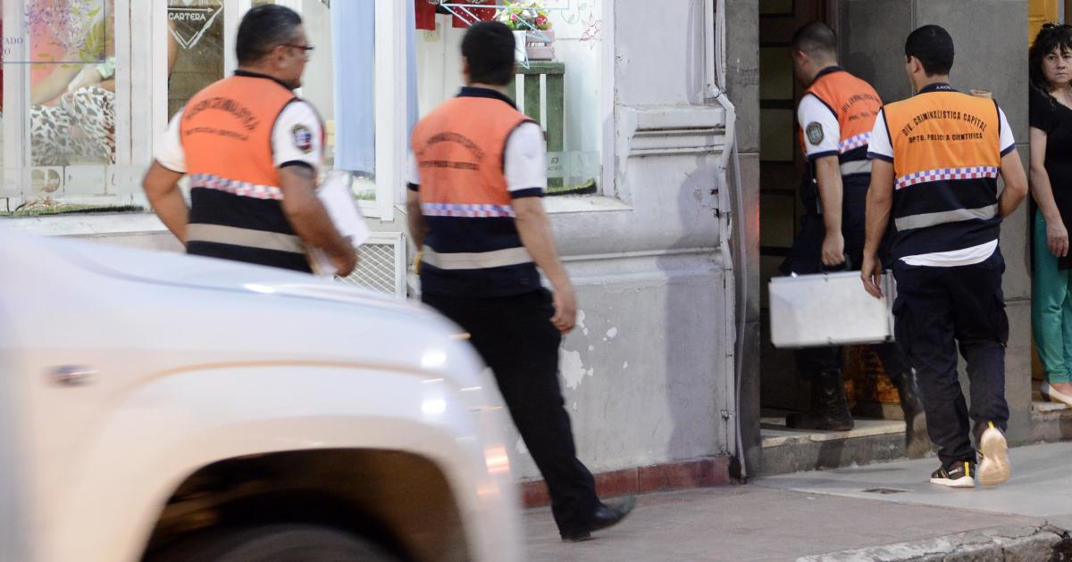 Roban camisetas de coleccioacuten al papaacute del futbolista Enzo Kalinski
