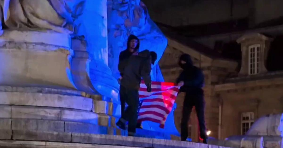 Repudio- En Francia quemaron una bandera estadounidense por lo de Venezuela