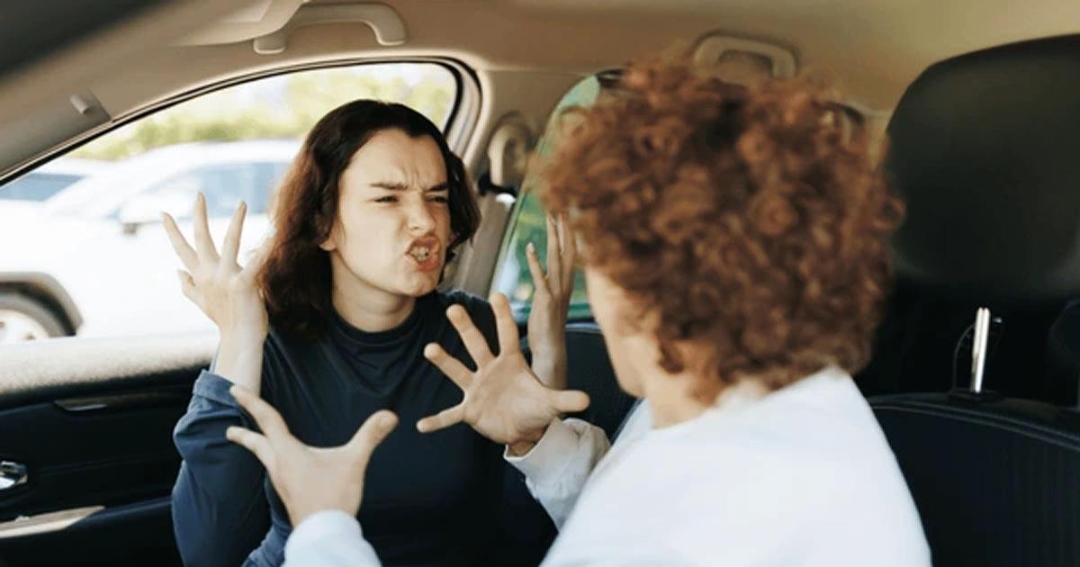 Hallan a enfermero golpeando a su pareja dentro del automoacutevil