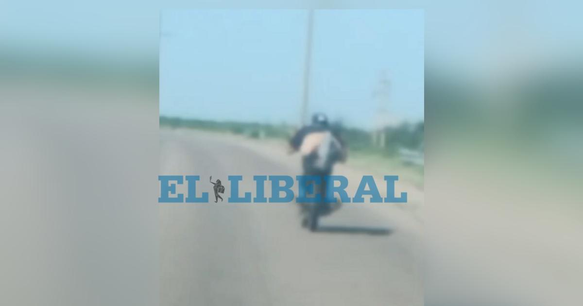 VIDEO Imprudencia extrema al volante en la Ruta 92- un motociclista fue filmado acostado sobre su vehiacuteculo