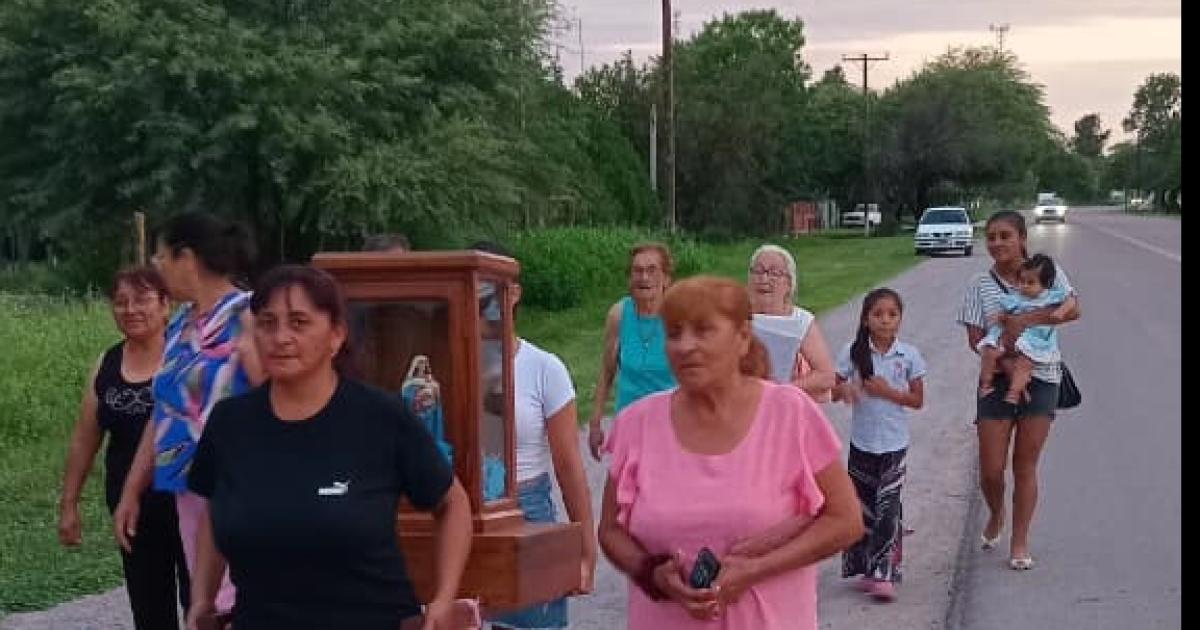 Continuacutea el Rosario en los hogares y mantildeana se haraacute pesebre viviente en Villa Robles